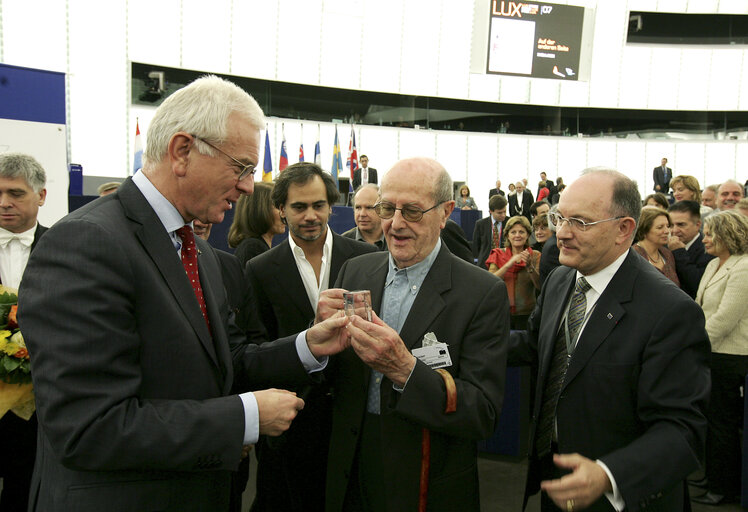 Снимка 40: The Lux Prize 2007 is awarded to Fatih Akin for the film Auf der anderen Seite (The Edge of Heaven) during a ceremony in Strasbourg