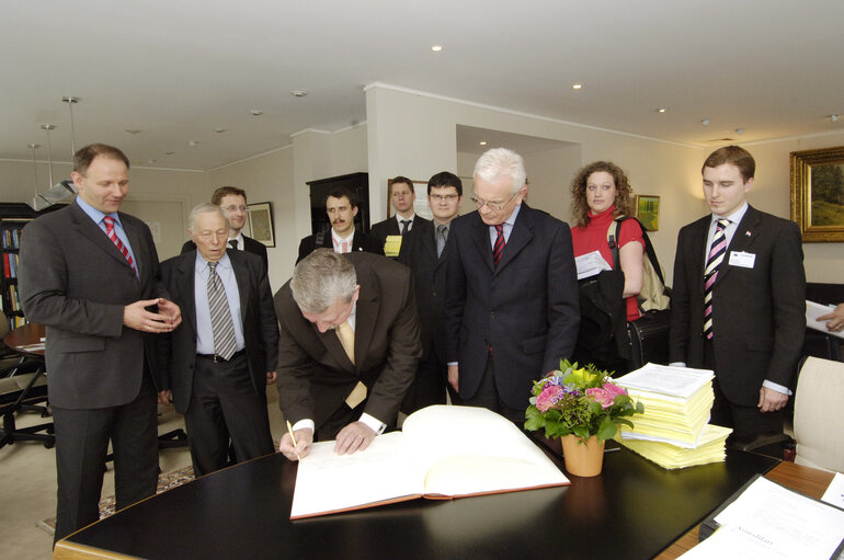 Foto 3: Hans-Gert Pöttering, EP President, meets with a delegation of the Belarussian opposition led by Mr Aliaksandr Milinkevich, 2006 Sakharov Prize laureate, and Mr Seviarynets, Co-Chairman of the Belarussian Christian Democratic Party, in Brussels