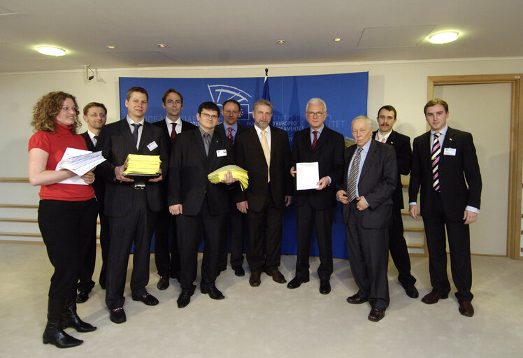 Valokuva 10: Hans-Gert Pöttering, EP President, meets with a delegation of the Belarussian opposition led by Mr Aliaksandr Milinkevich, 2006 Sakharov Prize laureate, and Mr Seviarynets, Co-Chairman of the Belarussian Christian Democratic Party, in Brussels