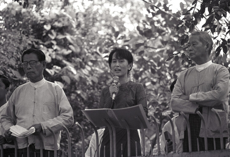 1990 Sakharov Prize laureate Aung San Suu Kyi delivers a speech at her residence in Rangoon, Burma, in August 1996