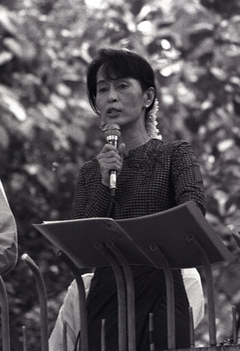 1990 Sakharov Prize laureate Aung San Suu Kyi delivers a speech at her residence in Rangoon, Burma, in August 1996