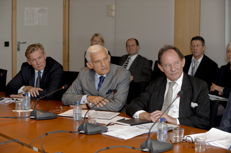 Φωτογραφία 5: Jerzy Buzek, EP President, and Vice-President Edward McMillan-Scott take part in a teleconference between the US Congress and the European Parliament