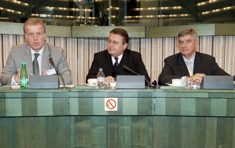 Reunion sur les nouvelles perspectives pour l'Albanie