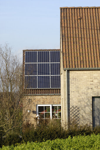 Photo 10 : Panneaux solaires energie toit renouvelable chaud chauffage eau photo voltaique