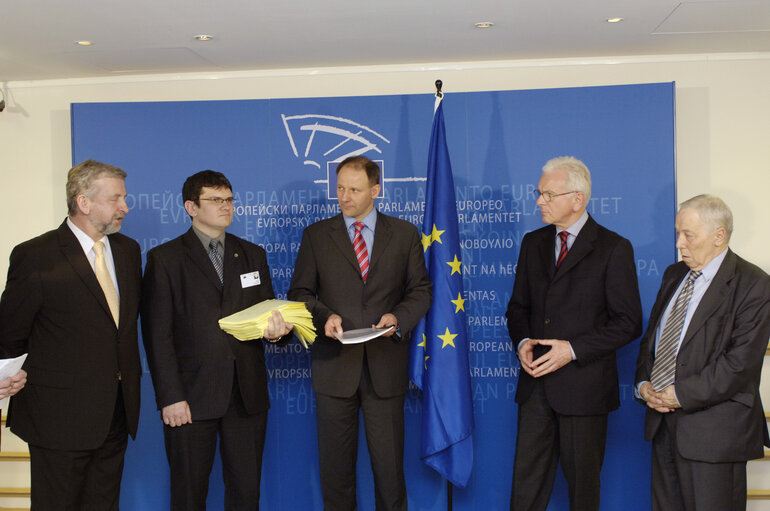 Valokuva 11: Hans-Gert Pöttering, EP President, meets with a delegation of the Belarussian opposition led by Mr Aliaksandr Milinkevich, 2006 Sakharov Prize laureate, and Mr Seviarynets, Co-Chairman of the Belarussian Christian Democratic Party, in Brussels