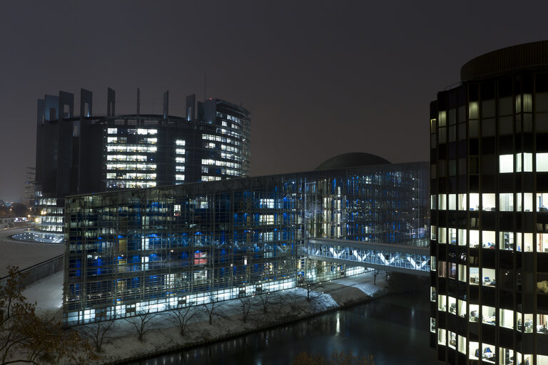 Fotogrāfija 39: European Parliament under snow by night