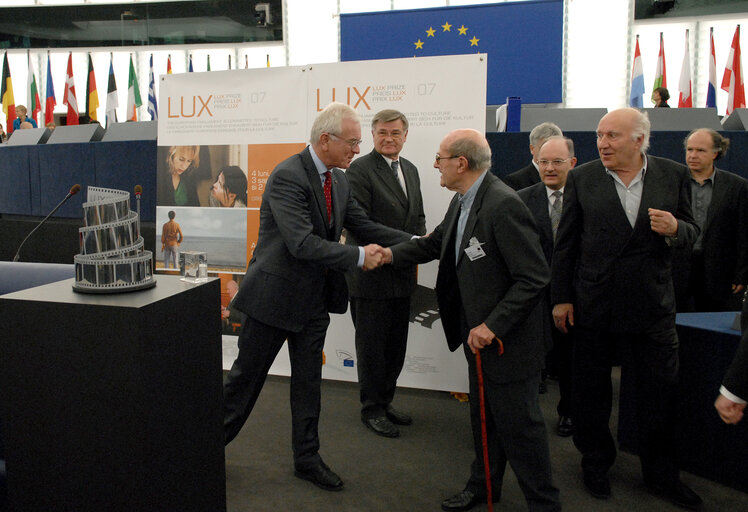 Fotografija 4: The Lux Prize 2007 is awarded to Fatih Akin for the film Auf der anderen Seite (The Edge of Heaven) during a ceremony in Strasbourg