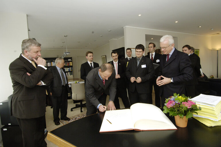 Foto 2: Hans-Gert Pöttering, EP President, meets with a delegation of the Belarussian opposition led by Mr Aliaksandr Milinkevich, 2006 Sakharov Prize laureate, and Mr Seviarynets, Co-Chairman of the Belarussian Christian Democratic Party, in Brussels