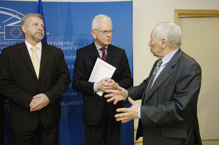 Valokuva 6: Hans-Gert Pöttering, EP President, meets with a delegation of the Belarussian opposition led by Mr Aliaksandr Milinkevich, 2006 Sakharov Prize laureate, and Mr Seviarynets, Co-Chairman of the Belarussian Christian Democratic Party, in Brussels