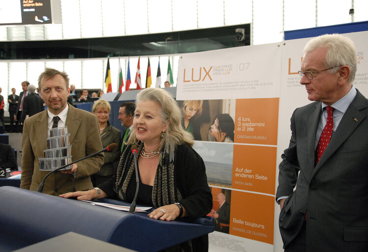 Снимка 30: The Lux Prize 2007 is awarded to Fatih Akin for the film Auf der anderen Seite (The Edge of Heaven) during a ceremony in Strasbourg