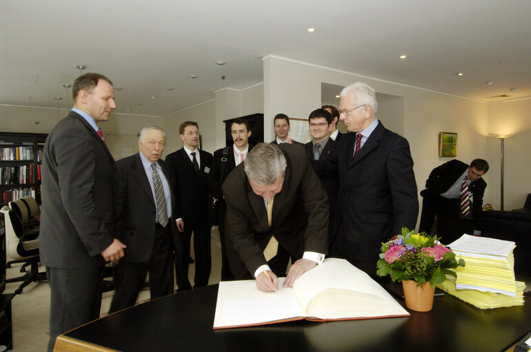 Valokuva 5: Hans-Gert Pöttering, EP President, meets with a delegation of the Belarussian opposition led by Mr Aliaksandr Milinkevich, 2006 Sakharov Prize laureate, and Mr Seviarynets, Co-Chairman of the Belarussian Christian Democratic Party, in Brussels