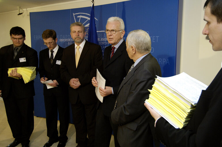 Valokuva 8: Hans-Gert Pöttering, EP President, meets with a delegation of the Belarussian opposition led by Mr Aliaksandr Milinkevich, 2006 Sakharov Prize laureate, and Mr Seviarynets, Co-Chairman of the Belarussian Christian Democratic Party, in Brussels