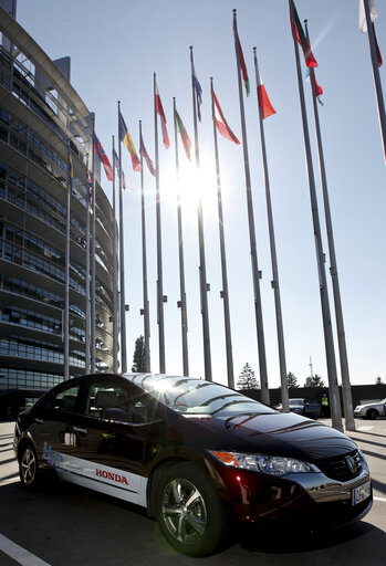 Fotografie 21: Presentation of the new Honda FCX Clarity Hydrogen car in front of the European Parliament in Strasbourg