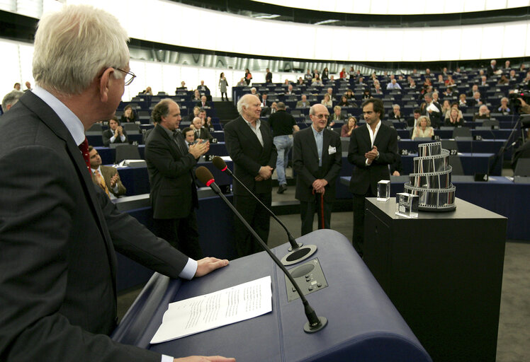 Снимка 29: The Lux Prize 2007 is awarded to Fatih Akin for the film Auf der anderen Seite (The Edge of Heaven) during a ceremony in Strasbourg