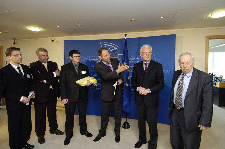 Valokuva 15: Hans-Gert Pöttering, EP President, meets with a delegation of the Belarussian opposition led by Mr Aliaksandr Milinkevich, 2006 Sakharov Prize laureate, and Mr Seviarynets, Co-Chairman of the Belarussian Christian Democratic Party, in Brussels