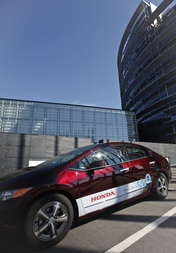 Fotografie 18: Presentation of the new Honda FCX Clarity Hydrogen car in front of the European Parliament in Strasbourg