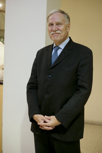 Fotografia 1: MEP Dominique RIQUET poses for a portrait