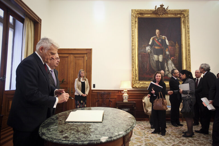 Fotografia 7: President of the European Parliament Jerzy Bruzek, on the left, visits with Portuguese Parliament's President Jaime Gama, on the right, the Pal·cio de S„o Bento, the Parliament building in Lisbon on February 17, 2011.