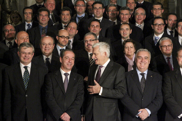 Fotografi 14: Valletta Malta, President of the European Parliament Prof. Jerzy Buzek (C) and Dr Lawrence Gonzi (2nd Right) Prime Minister of Malta pose for a group photo with member of the house of Representatives. Prof Buzek is in Malta on a two day official visit.