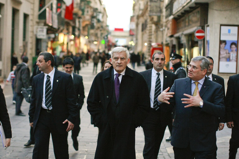 Fotografi 18: Valletta Malta, President of the European Parliament Prof. Jerzy Buzek walks down one of the main streets in Valletta shown around by Dr. Richard Cacia Caruana (L) Malta's permeant representative for the EU. Prof Buzek is in Malta on a two day official visit.