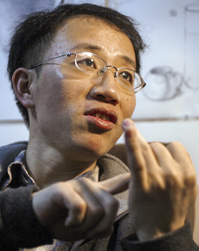 TO GO WITH China-rights-Oly-2008-CHN BY DAN MARTIN  (FILES) This file photo dated 09 January, 2007 shows prominent human rights activist Hu Jia during an interview at his home in Beijing.  China's arrest of the prominent rights campaigner Hu Jia is part of an increasing crackdown on critics that breaks promises it made to land the Olympics, said activists 08 January, 2008 who called for world pressure on Beijing.    AFP PHOTO / FILES / Frederic J. BROWN