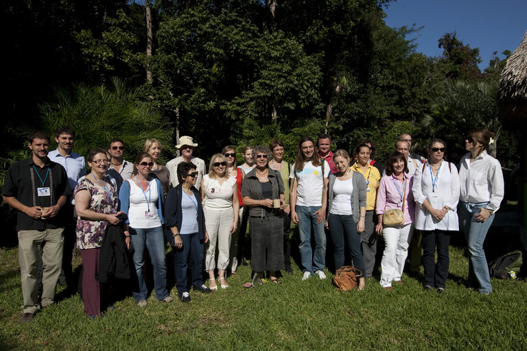 Zdjęcie 11: The European Parliament delegation visits a botanic garden to listen to explanations  about the Reducing Emissions from Deforestation and Forest Degradation (REDD) projects in Cancun, Mexico on December 07, 2010.