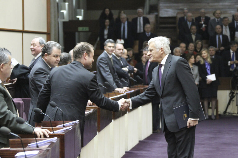 Fotografi 1: Valletta Malta, President of the European Parliament Prof. Jerzy Buzek (R) shakes hands with Dr. Joseph Muscat (L) Leader of the opposition after entering the Parliament of Malta to address the house of representatives . Prof Buzek is in Malta on a two day official visit.