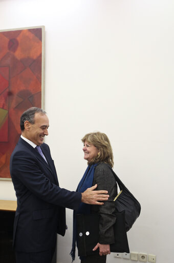 Foto 9: Visit of the Special Committee on the Financial, Economic and Social Crisis from the European Parliament to Portugal.  Members of the Committee meeting with Deputy Minister of Finance for Budget, Emanuel Santos at the Ministry of State and Finance in Lisbon on January 11, 2011.