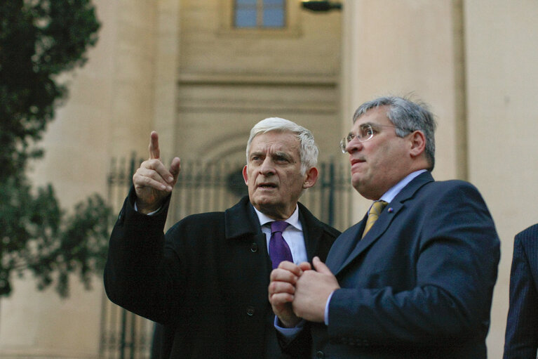 Fotografi 8: Valletta Malta, President of the European Parliament Prof. Jerzy Buzek    (C)walks down one of the main streets in Valletta shown around by Dr. Richard Cacia Caruana ( L) Malta's permeant representative for the EU. Prof Buzek is in Malta on a two day official visit.