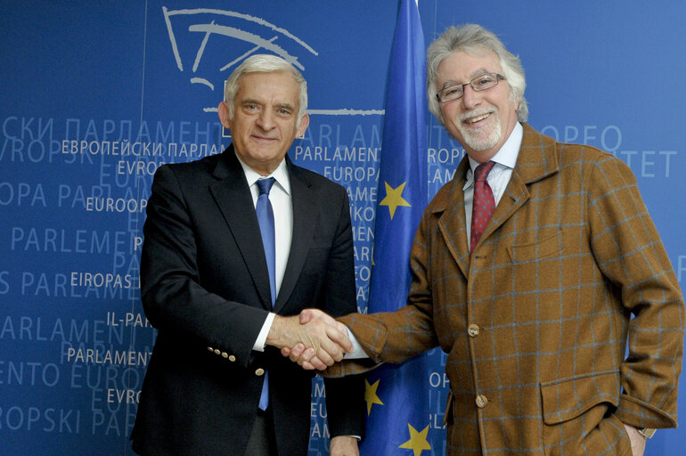 Nuotrauka 3: EP President meets with the Chairman of the Delegation for relations with the People's Republic of China .    Mrs Crescenzio Rivellini MEP, President de la delegation en relation avec la Chine.  Parlement européen à Bruxelles, 2010, Parlementaires 2009 activité / Member activities 2009, Chine / China, BUZEK Jerzy 2010-01-12