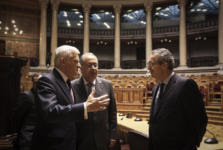 Fotagrafa 42: President of the European Parliament Jerzy Bruzek, on the left, visits with Portuguese Parliament's President Jaime Gama, center, in the Pal·cio de S„o Bento, the Parliament building in Lisbon on February 17, 2011.