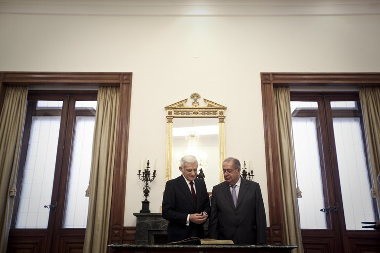 Fotagrafa 4: President of the European Parliament Jerzy Bruzek, on the left, visits with Portuguese Parliament's President Jaime Gama, on the right, the Pal·cio de S„o Bento, the Parliament building in Lisbon on February 17, 2011.