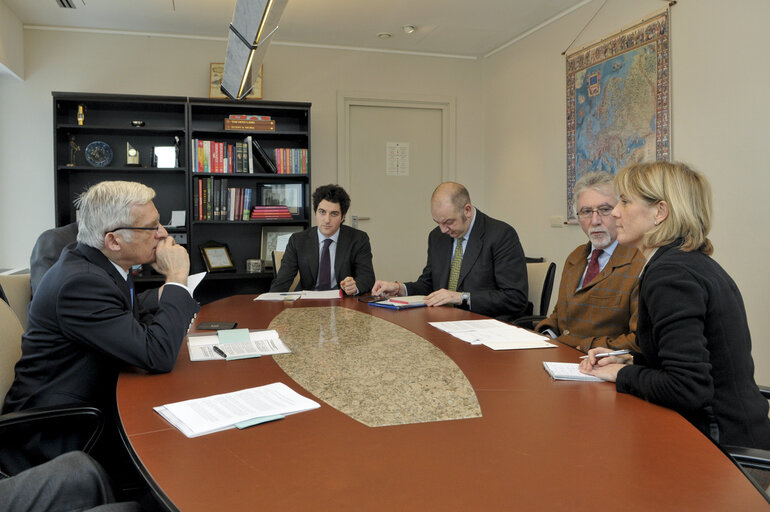 Nuotrauka 2: EP President meets with the Chairman of the Delegation for relations with the People's Republic of China .    Mrs Crescenzio Rivellini MEP, President de la delegation en relation avec la Chine.  Parlement européen à Bruxelles, 2010, Parlementaires 2009 activité / Member activities 2009, Chine / China, BUZEK Jerzy 2010-01-12