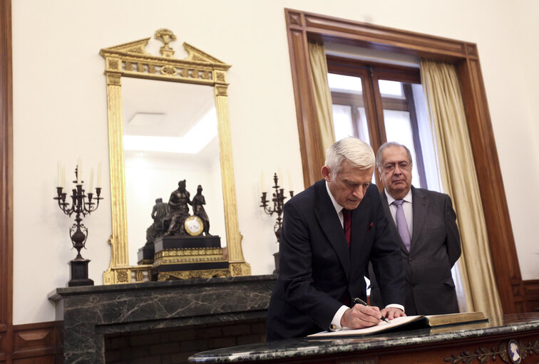 Fotografia 3: President of the European Parliament Jerzy Bruzek, on the left, visits with Portuguese Parliament's President Jaime Gama, on the right, the Pal·cio de S„o Bento, the Parliament building in Lisbon on February 17, 2011.