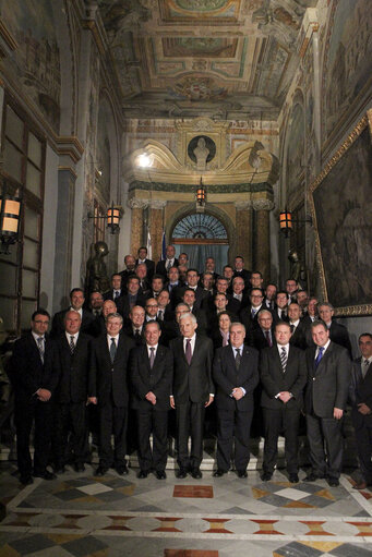 Fotografi 16: Valletta Malta, President of the European Parliament Prof. Jerzy Buzek (C) and Dr Lawrence Gonzi (4th Right) Prime Minister of Malta pose for a group photo with member of the house of Representatives. Prof Buzek is in Malta on a two day official visit.