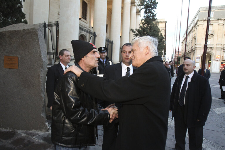 Fotografi 16: Valletta Malta, President of the European Parliament Prof. Jerzy Buzek talks with a member of the public on the main streets in Valletta shown around by Dr. Richard Cacia Caruana (Unseen) Malta's permeant representative for the EU. Prof Buzek is in Malta on a two day official visit.