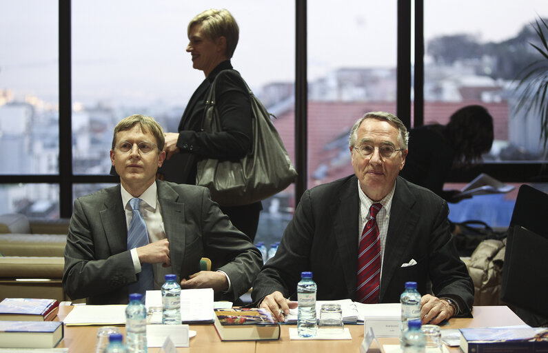 Foto 50: Visit of the Special Committee on the Financial, Economic and Social Crisis from the European Parliament to Portugal.  Members of the Committee meeting with the administrator of the Bank of Portugal, Teodora Cardoso at the European Parliament Office Jean Monnet in Lisbon on January 11, 2011.