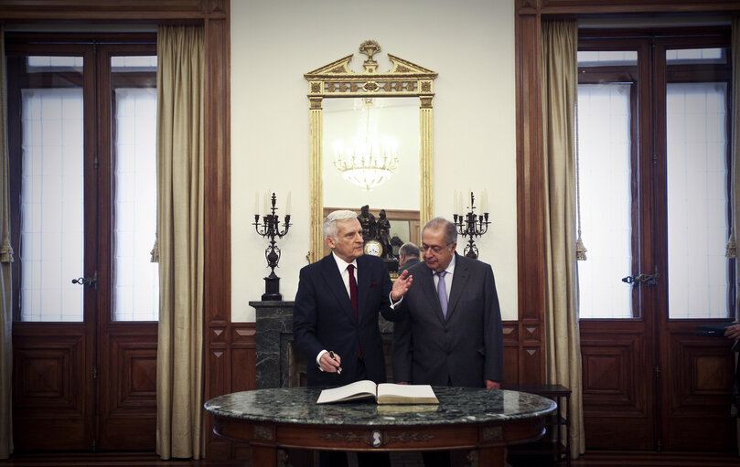 Fotografia 2: President of the European Parliament Jerzy Bruzek, on the left, visits with Portuguese Parliament's President Jaime Gama, on the right, the Pal·cio de S„o Bento, the Parliament building in Lisbon on February 17, 2011.