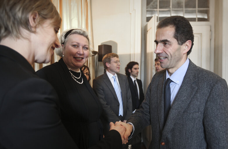 Foto 34: Visit of the Special Committee on the Financial, Economic and Social Crisis from the European Parliament to Portugal.  Members of the Committee meeting with Portugal Minister of Science,Tecnology and Higher Education, Mariano Gago and the Secretary of State, Manuel Heitor at the Ministry of Science and Tecnology in Lisbon on January 11, 2011.