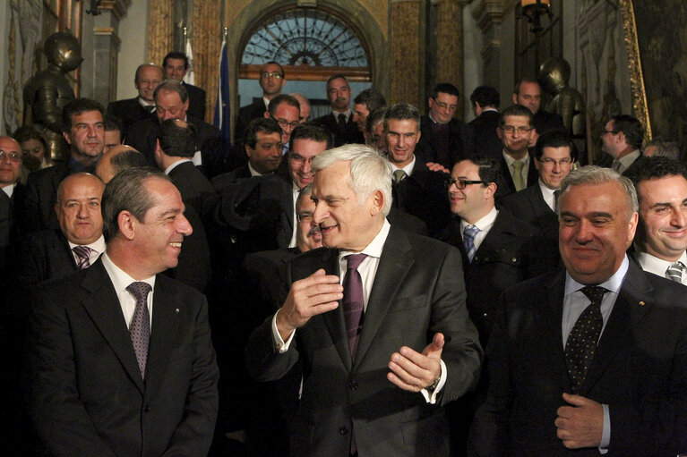 Fotografi 17: Valletta Malta, President of the European Parliament Prof. Jerzy Buzek (C) and Dr Lawrence Gonzi (R) Prime Minister of Malta pose for a group photo with member of the house of Representatives. Prof Buzek is in Malta on a two day official visit.