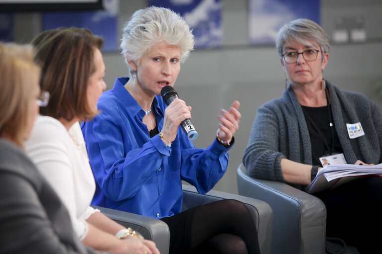 Valokuva 5: Intergroup on children's rights debate with children and high level representatives ‘ The Europe we want ‘  on the occasion of #WorldChildrensDay