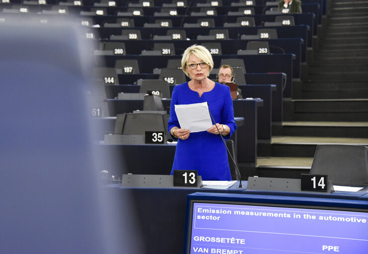 Fotografia 9: Plenary session week 41 2015 in Strasbourg  Oral question - Emission measurements in the automotive sector