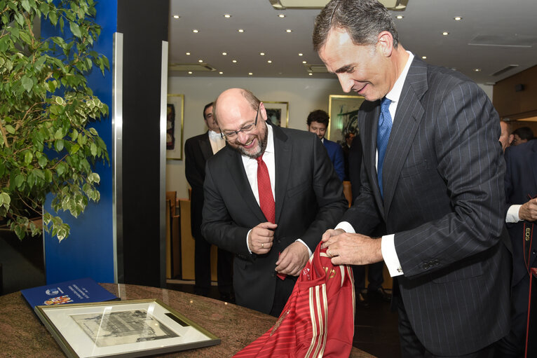 Снимка 5: Formal sitting : King FELIPE VI of SPAIN and Martin SCHULZ - EP President exchange gifts.