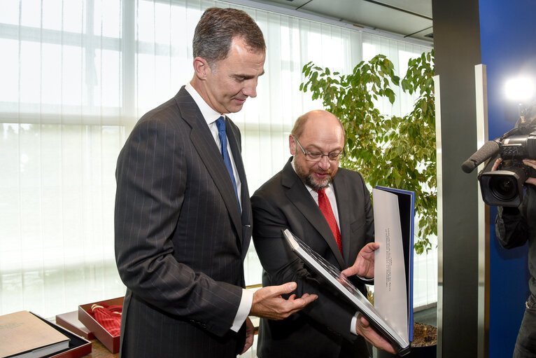 Снимка 2: Formal sitting : King FELIPE VI of SPAIN and Martin SCHULZ - EP President exchange gifts.