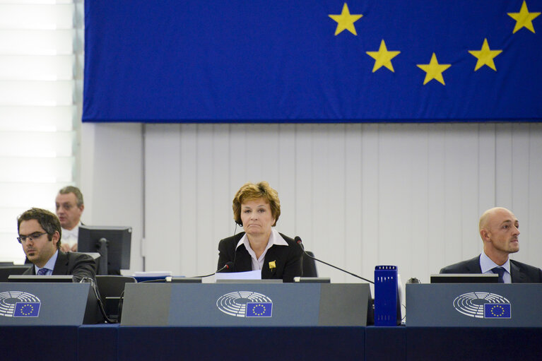 Fotografija 1: Anneli JAATEENMAKI chairing the plenary.