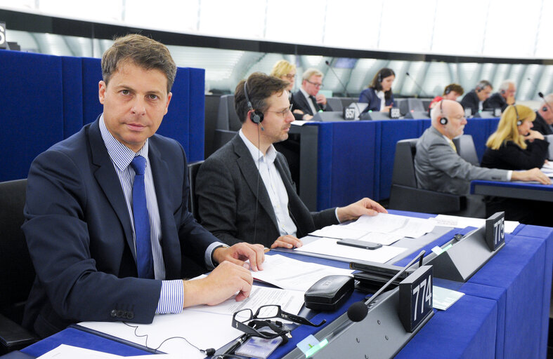 Fotó 3: Miroslaw PIOTROWSKI in plenary session week 41 2015 in Strasbourg during votes