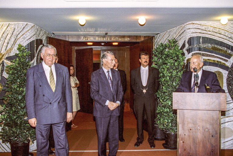 Φωτογραφία 12: Unveiling of the memorial tablet bearing the effigy of Robert Schuman