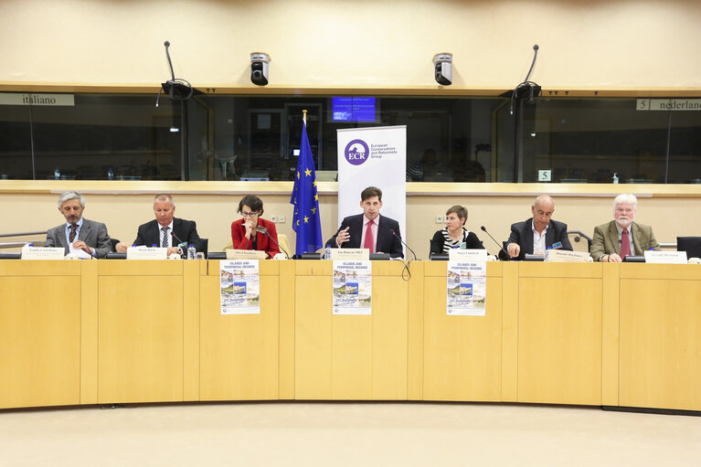 Foto 10: Islands and Peripheral regions ' bringing the single Market to the edge of europe '  Photo de groupe