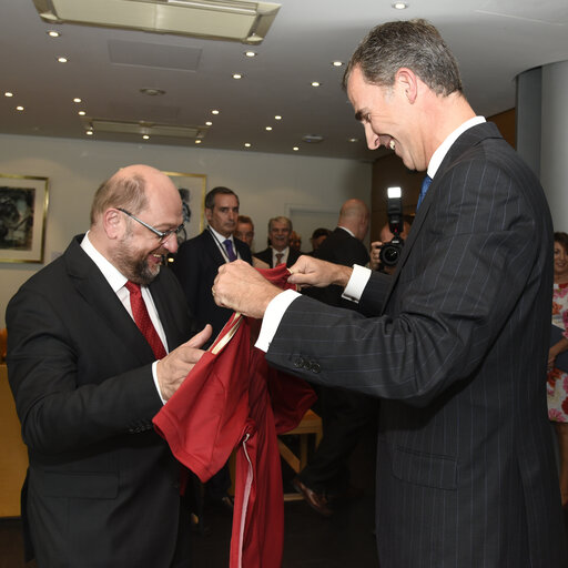 Снимка 6: Formal sitting : King FELIPE VI of SPAIN and Martin SCHULZ - EP President exchange gifts.