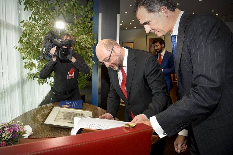 Снимка 7: Formal sitting : King FELIPE VI of SPAIN and Martin SCHULZ - EP President exchange gifts.